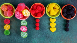 Balas de frutas sortidas: como a variedade de cores transmite a personalidade da sua marca